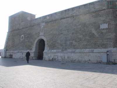 Gli Aragonesi e gli Sforza (dal 1442 al 1557) - Il Fortino di Bari, precedemente distrutto sotto gli Angioini, viene ricostruito da Isabella d'Aragona